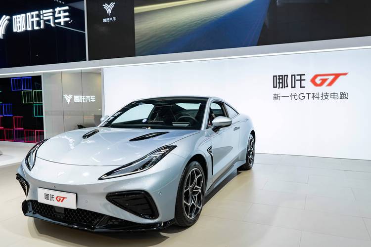 深圳344哪吒汽车在智能汽车领域的表现，领途汽车在新能源汽车市场中的影响力